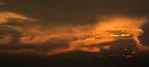 Dramatischer Himmel, schöner Sonnenstrahl über Wolken mit Sonnenuntergang — Stockfoto