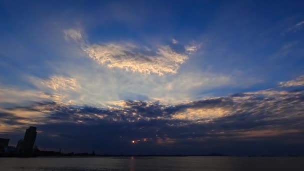 Lapso Tiempo Del Dramático Cielo Atardecer Con Nubes Mar — Vídeo de stock