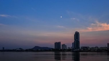 Zaman atlamalı alacakaranlık gökyüzü ay ve bulutlar deniz ile