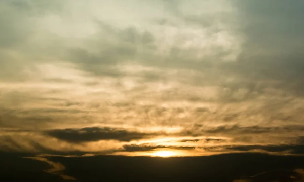 Dramatische hemel, mooie zon ray over wolken met avondrood — Stockfoto