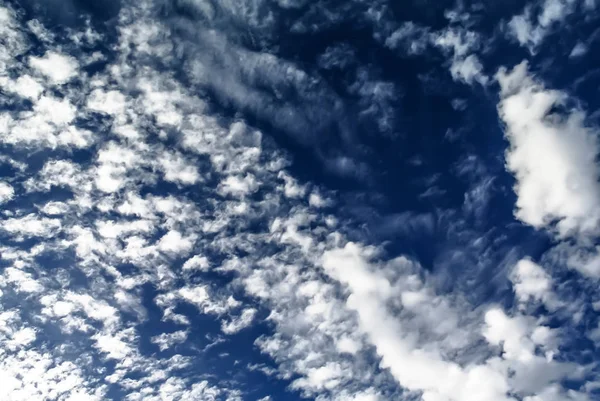 Abstracte wazig wolken in de achtergrond van de blauwe hemel — Stockfoto