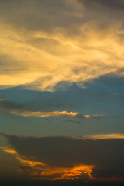 Ciel dramatique, Nuages dorés dans le ciel bleu — Photo