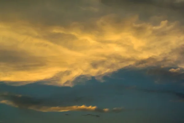 Dramatyczne niebo, złote w błękitne niebo chmury — Zdjęcie stockowe