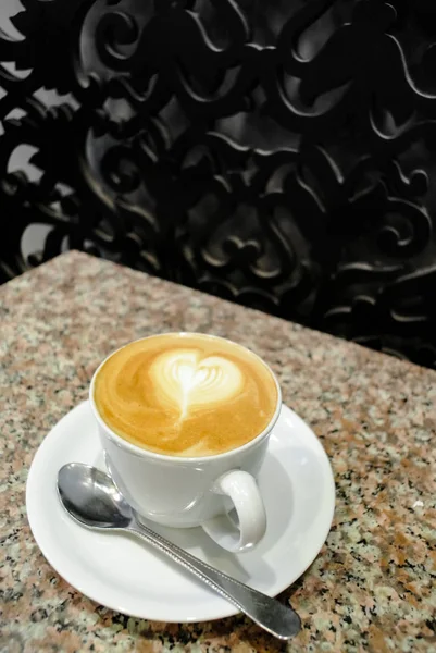 Ładne gorące latte coffee cup — Zdjęcie stockowe
