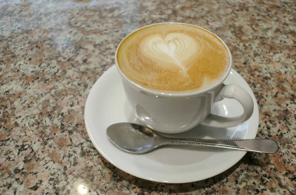 Schöne heiße Latte-Kaffeetasse — Stockfoto