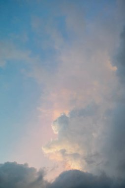 Dramatik gökyüzü, alacakaranlık gökyüzü ile güzel bulutlar