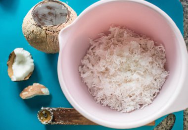 Hindistan cevizi ve Hindistan cevizi rende mavi renk arka plan üzerinde