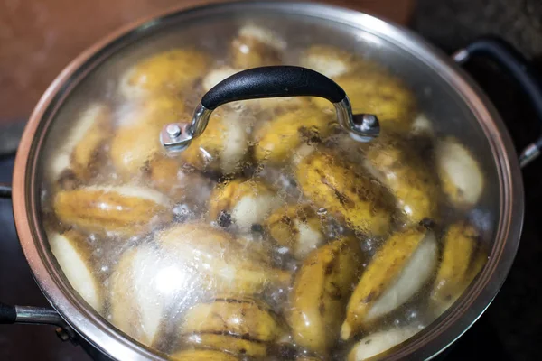 Kochende Banane im heißen Topf — Stockfoto