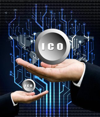 İşadamı el taşımak ICO simge dijital devre ağaç ile geri