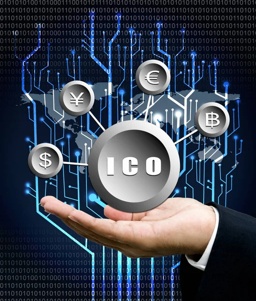 İşadamı el taşımak ICO simge dijital devre ağaç ile geri