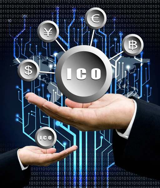 İşadamı el taşımak ICO simge dijital devre ağaç ile geri