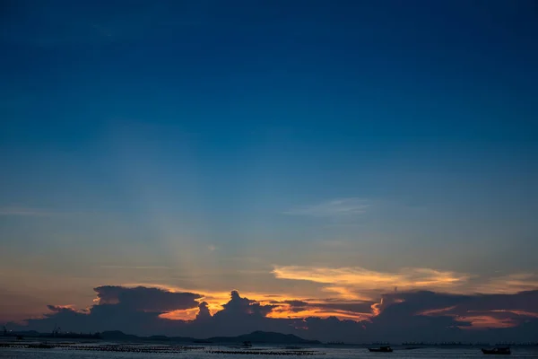 Bonito rayo de sol en el cielo crepuscular en el mar con la isla Si Chang — Foto de Stock