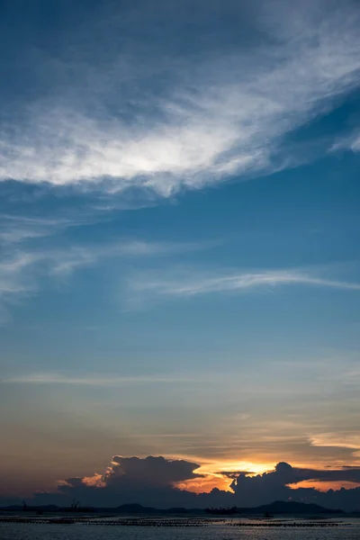 在海上与思昌岛的暮色天空中, 阳光晴朗 — 图库照片