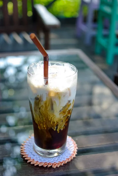 Mooi ijs koffie met melk op tafel — Stockfoto