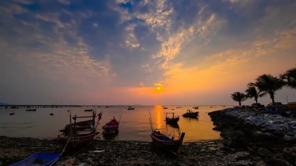 Time Lapse Van Avondrood Zee Met Boot Strand — Stockvideo