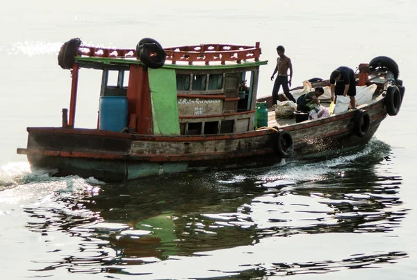 Hombres no identificados en barco de pasajeros el 25 Marzo 2017 en Sriracha , — Foto de Stock