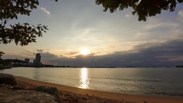 Zeitraffer Des Sonnenuntergangshimmels Mit Strand Und Baumkronen Vordergrund Zoomaufnahme — Stockvideo