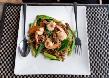 Kızarmış düz şehriye ve karides stir