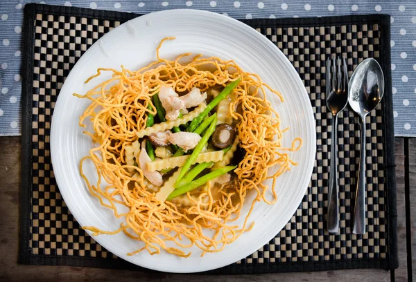 Fideos crujientes en salsa espesa —  Fotos de Stock