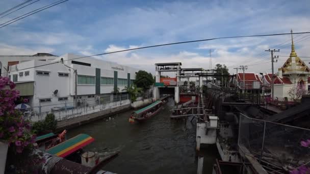 Bangkok Tailândia Dec Barco Passageiros Passa Pelo Portão Água Dezembro — Vídeo de Stock