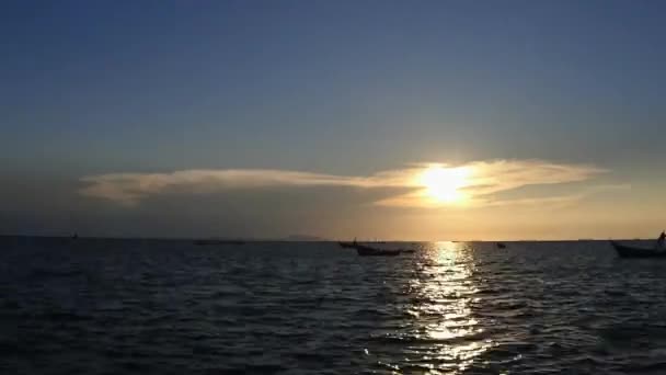 Caducidad Puesta Sol Mar Con Silueta Del Barco — Vídeo de stock