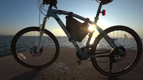 Silueta Bicicleta Mar Con Fondo Cielo Atardecer Toma Mano — Vídeos de Stock