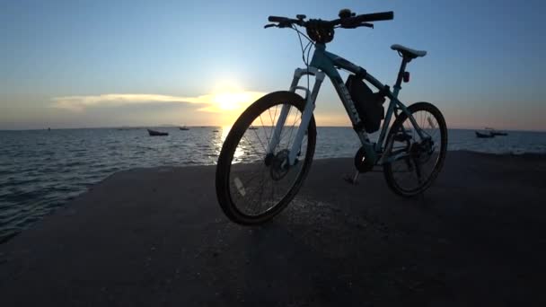 Silueta Estacionamiento Bicicletas Mar Con Fondo Cielo Atardecer Disparo Mano — Vídeos de Stock