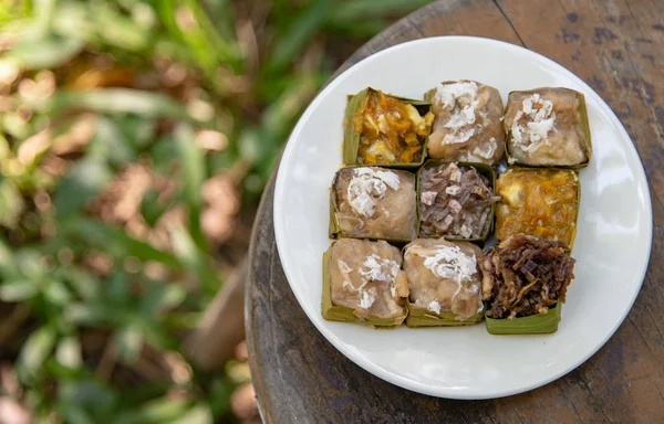 Dolci tailandesi in piatto bianco — Foto Stock