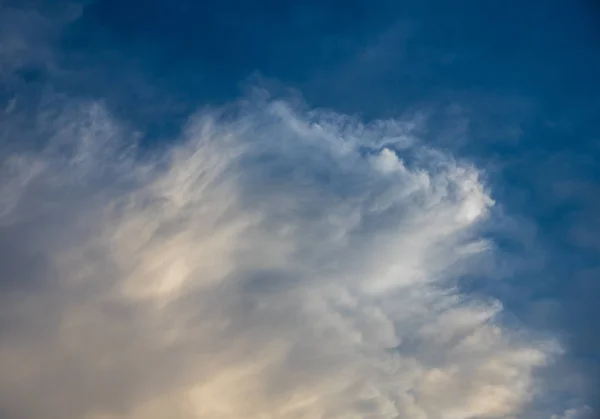 Nuvens agradáveis no céu azul — Fotografia de Stock