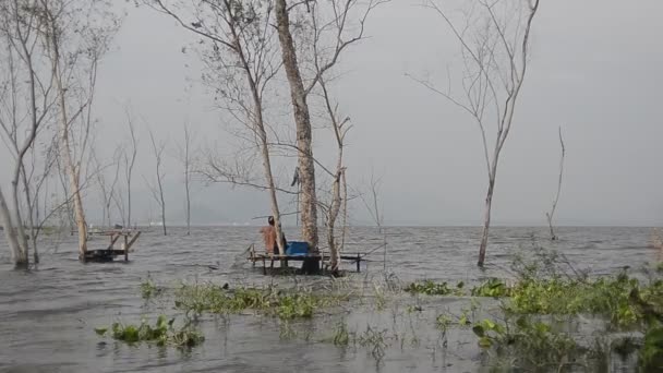 Τσόνμπουρι Ταϊλάνδη Νοε Αγνώστων Στοιχείων Άντρας Για Ψάρεμα Στη Λίμνη — Αρχείο Βίντεο