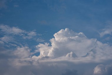 güzel bulutlar gökyüzünde