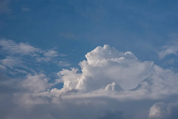 Schöne Wolken am Himmel — Stockfoto