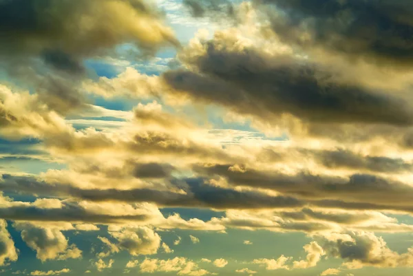 Mooie wolken met sterke wind in de hemel — Stockfoto