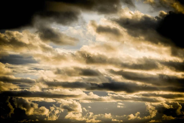 Beaux nuages avec un vent fort dans le ciel — Photo