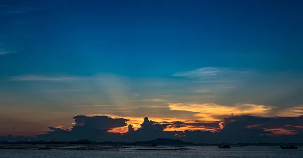 Bel raggio di sole nel cielo crepuscolare in mare con l'isola di Si Chang — Foto Stock