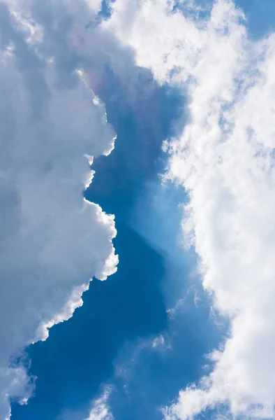 Mooie zon ray op wolken met blauwe lucht — Stockfoto