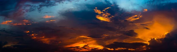 Vista panorámica del cielo dramático con nubes — Foto de Stock