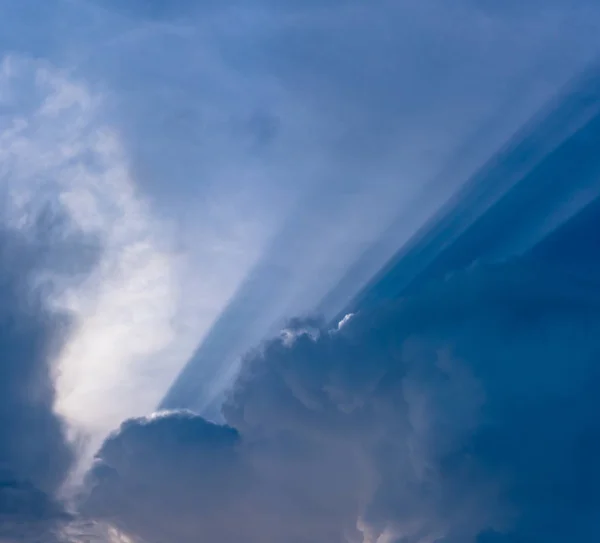 Beaux nuages avec des rayons de soleil dans le ciel — Photo