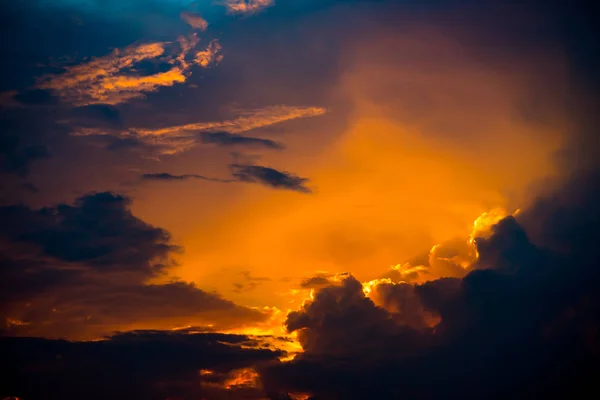 Joli ciel couchant, Ciel dramatique avec nuages — Photo