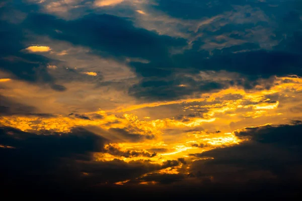 Schöner Himmel bei Sonnenuntergang, dramatischer Himmel mit Wolken — Stockfoto