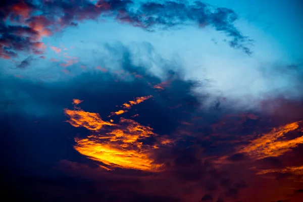 Bom céu do pôr do sol, céu dramático com nuvens — Fotografia de Stock