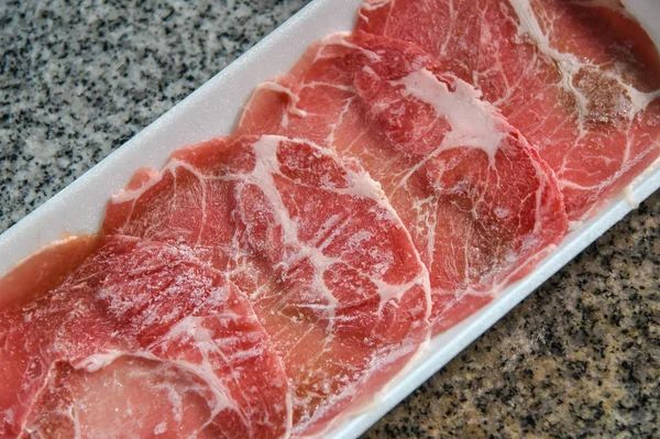 Заморожене м'ясо в упаковці з піни — стокове фото