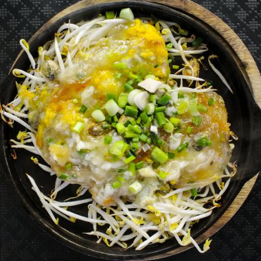 Sıcak tavada fasulye filizi ile kızarmış istiridye