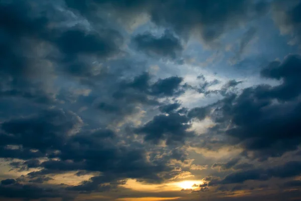 Bom Céu Pôr Sol Céu Dramático Com Nuvens — Fotografia de Stock