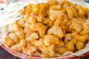 Çince sopa tepsideki ekmek