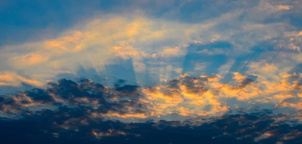 Panoramablick auf den Himmel bei Sonnenuntergang mit Wolken — Stockfoto