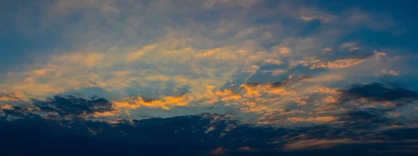 Panoramik günbatımı gökyüzü bulutlu — Stok fotoğraf