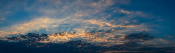 Vue panoramique du ciel couchant avec nuages — Photo