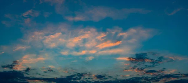 Vedere panoramică a cerului apus de soare cu cer albastru și nori — Fotografie, imagine de stoc
