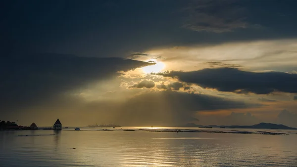 Joli rayon de soleil sur la mer avec beau paysage marin — Photo